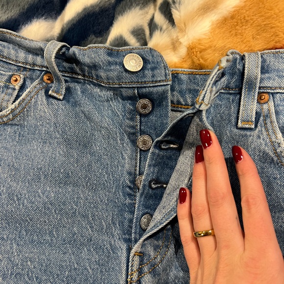 Levi’s Distressed Denim Shorts - Picture 4 of 4